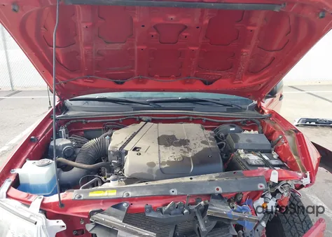 2015 Toyota Tacoma Base V6 z USA, uszkodzony, nr VIN 3TMLU4EN9FM203729